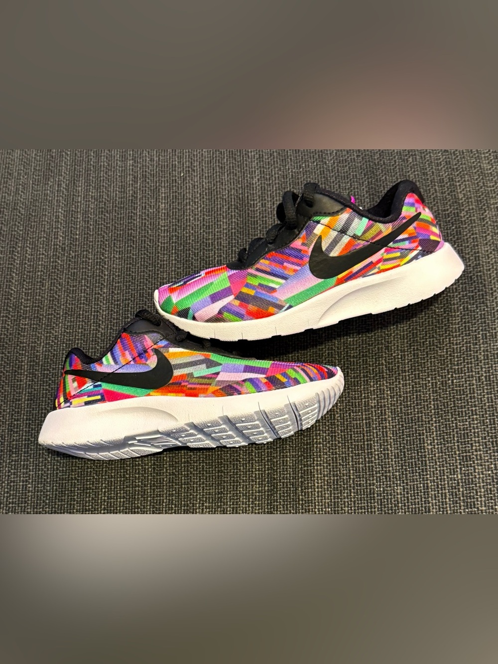 Nike Kids Black Multicolor Graphic Sneakers Tanjun Print - Picture 3 of 7